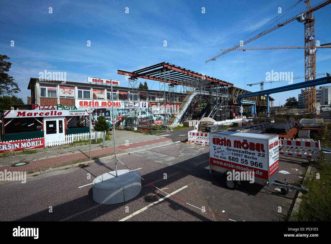 Berlino, Germania - Vuoto edificio commerciale in Grenzalle presso il cantiere per la costruzione dell'autostrada A100 in Berlin-Neukoelln. Foto Stock