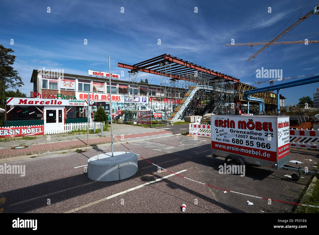 Berlino, Germania - Vuoto edificio commerciale in Grenzalle presso il cantiere per la costruzione dell'autostrada A100 in Berlin-Neukoelln. Foto Stock