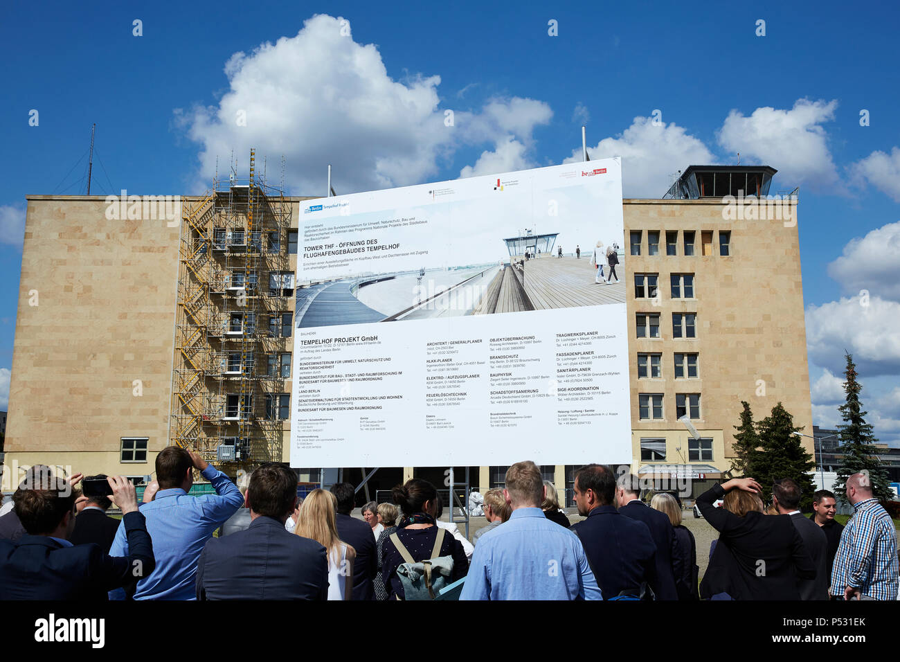 Berlino, Germania - Presentazione del pannello informazioni sul progetto di costruzione apertura dell aeroporto di Tempelhof - Torre THF Foto Stock