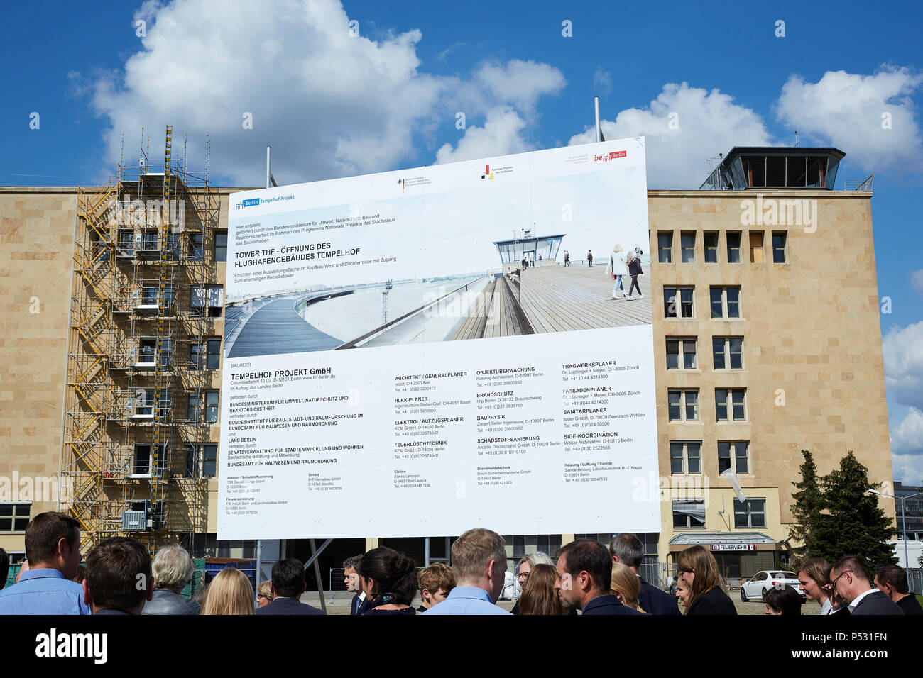 Berlino, Germania - Presentazione del pannello informazioni sul progetto di costruzione apertura dell aeroporto di Tempelhof - Torre THF Foto Stock