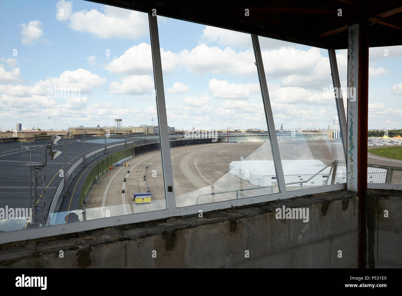 Berlino, Germania - Vista dalla torre dell'ex aeroporto Berlino-tempelhof su hangar e il grembiule in precedenza. Foto Stock