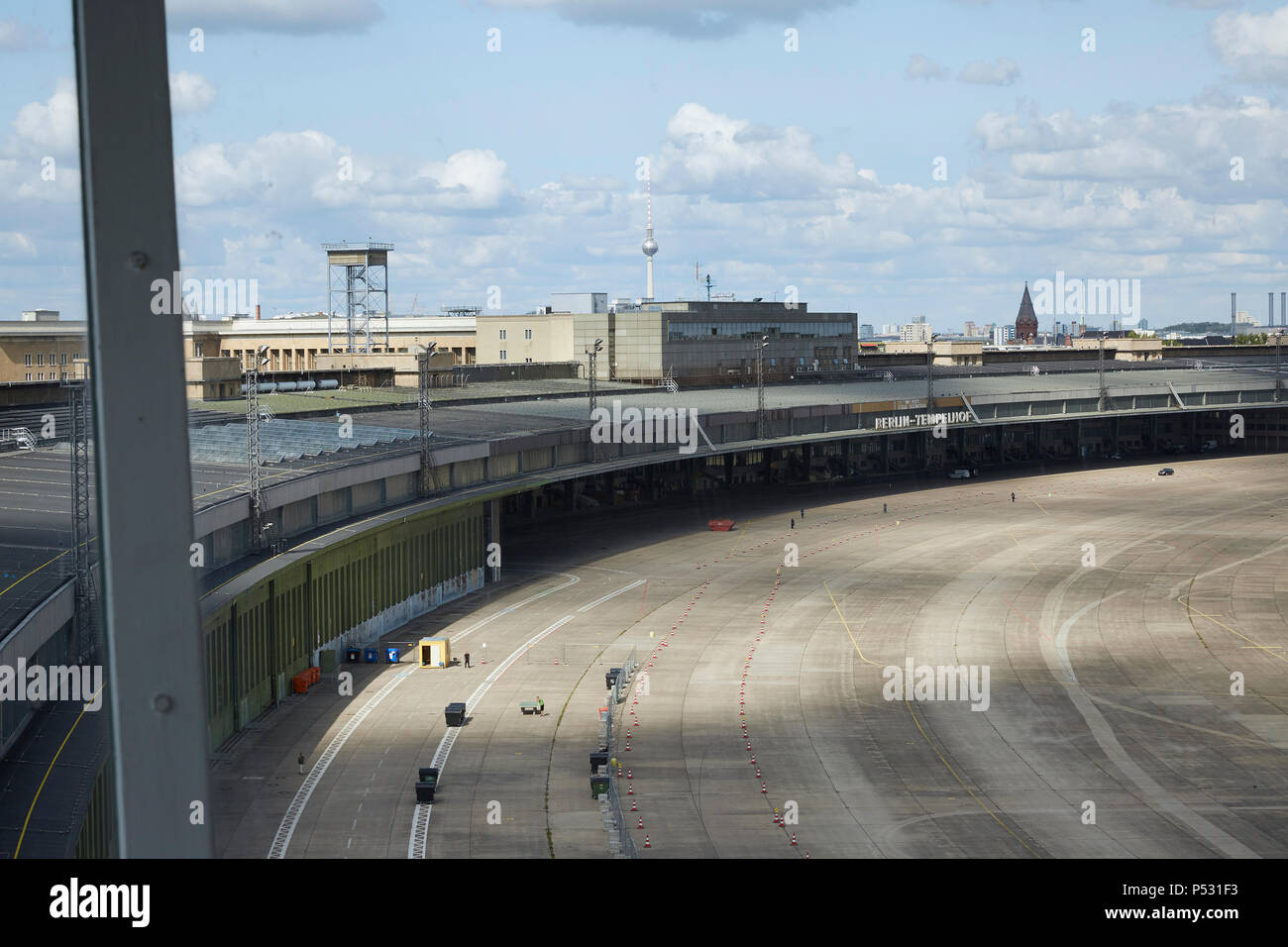 Berlino, Germania - Vista dalla torre dell'ex aeroporto Berlino-tempelhof su hangar e il grembiule in precedenza. Foto Stock