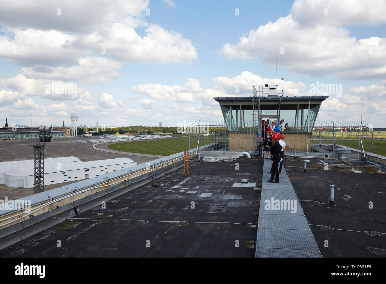 Berlino, Germania - Vista dal tetto dell'Kopfbaus ovest dove un visitatore del percorso è di essere creato. Sullo sfondo la ex torre dell'aeroporto di Berlino Tempelhof e il Tempelhofer campo. Foto Stock