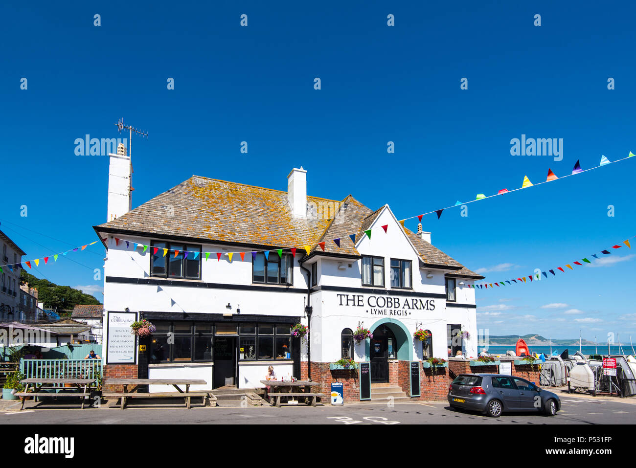 LYME REGIS, DORSET, Regno Unito, 14giu2018: il Cobb Arms si trova accanto al porto a Lyme Regis. Foto Stock