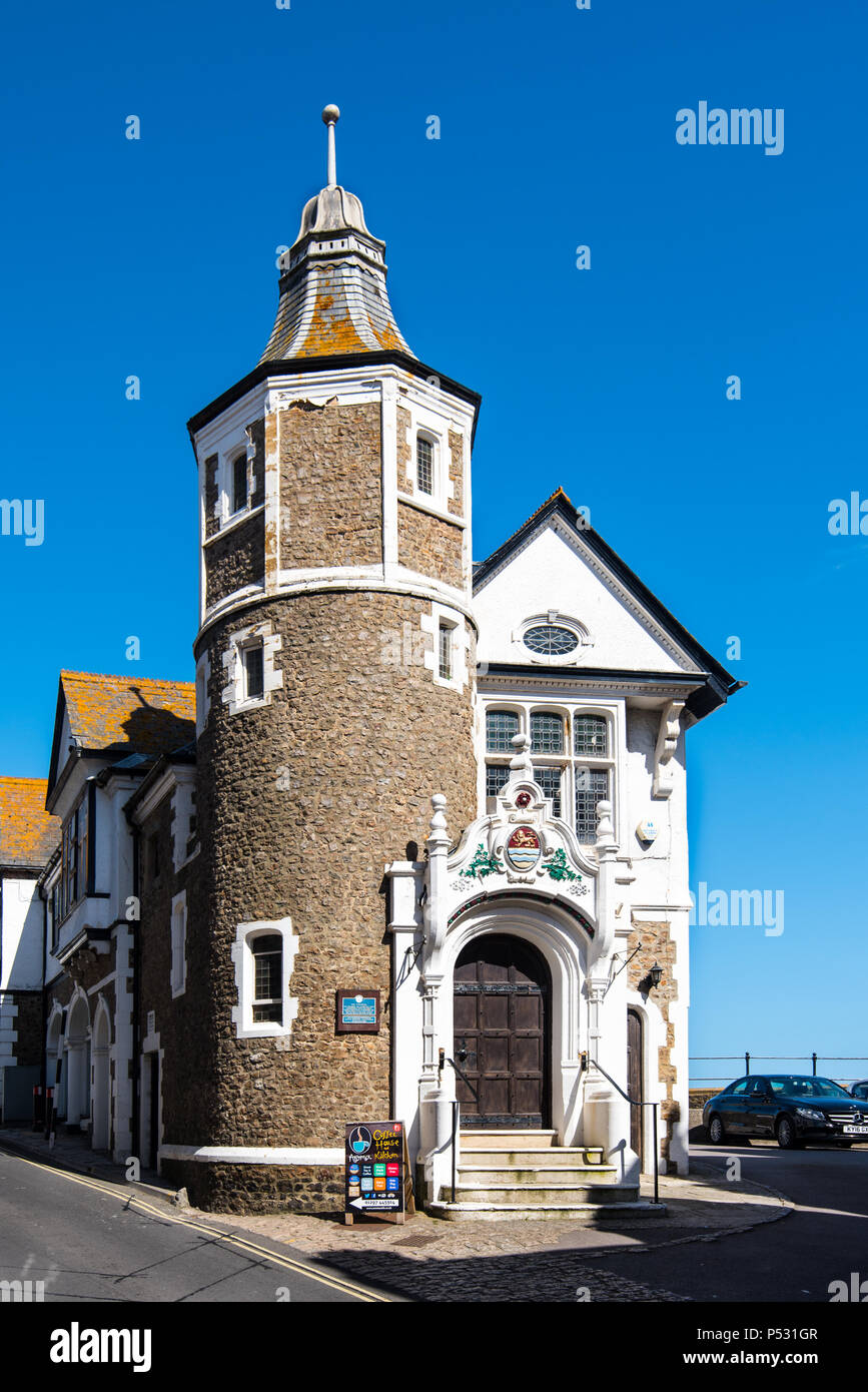 LYME REGIS, DORSET, Regno Unito, 14giu2018: la Guildhall a Lyme può essere fatta risalire a thge Stuart periodo sebbene il corpo principale è stato costruito nel 1887. Foto Stock