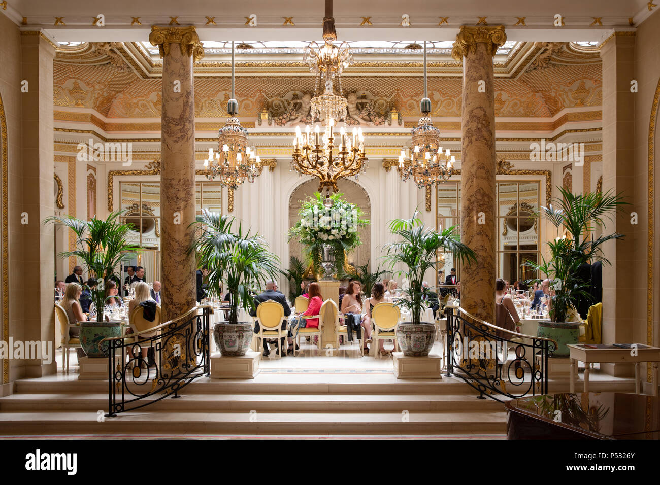 L' Hotel Ritz di Londra. Il Palm Court, che serve "Tè al Ritz'. Il tè del pomeriggio. Foto Stock