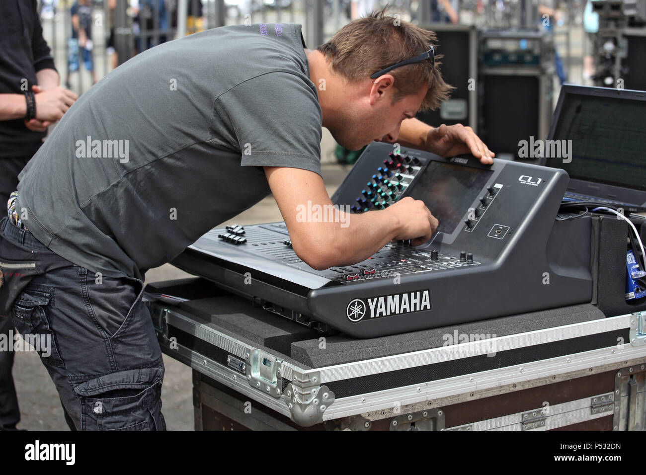 Hannover, Bassa Sassonia, Germania, ingegnere del suono lavora su una console di mixaggio Foto Stock