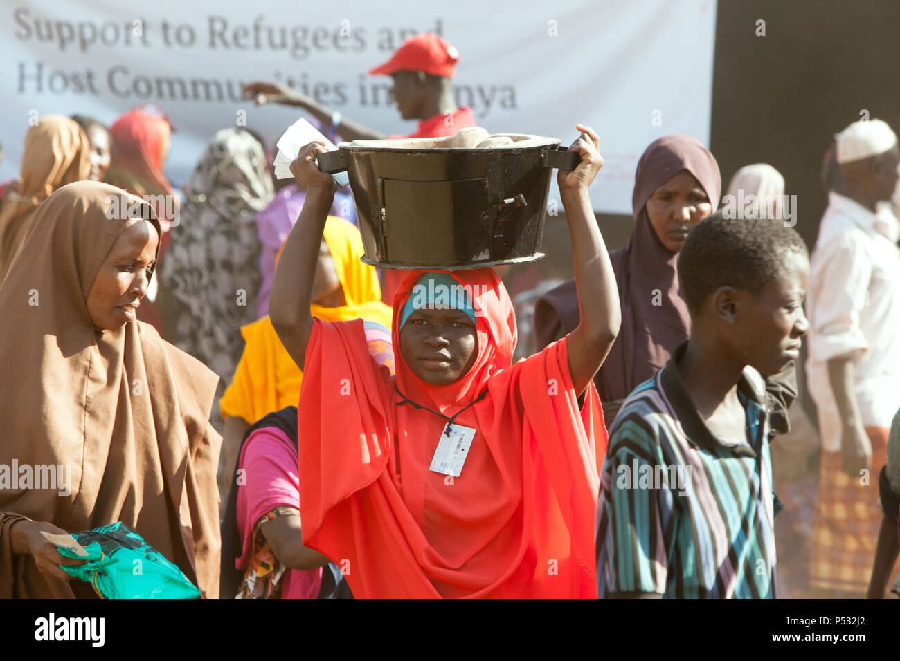 Kakuma, Kenya - Distribuzione dei forni di cottura per i rifugiati del campo profughi di Kakuma. Foto Stock