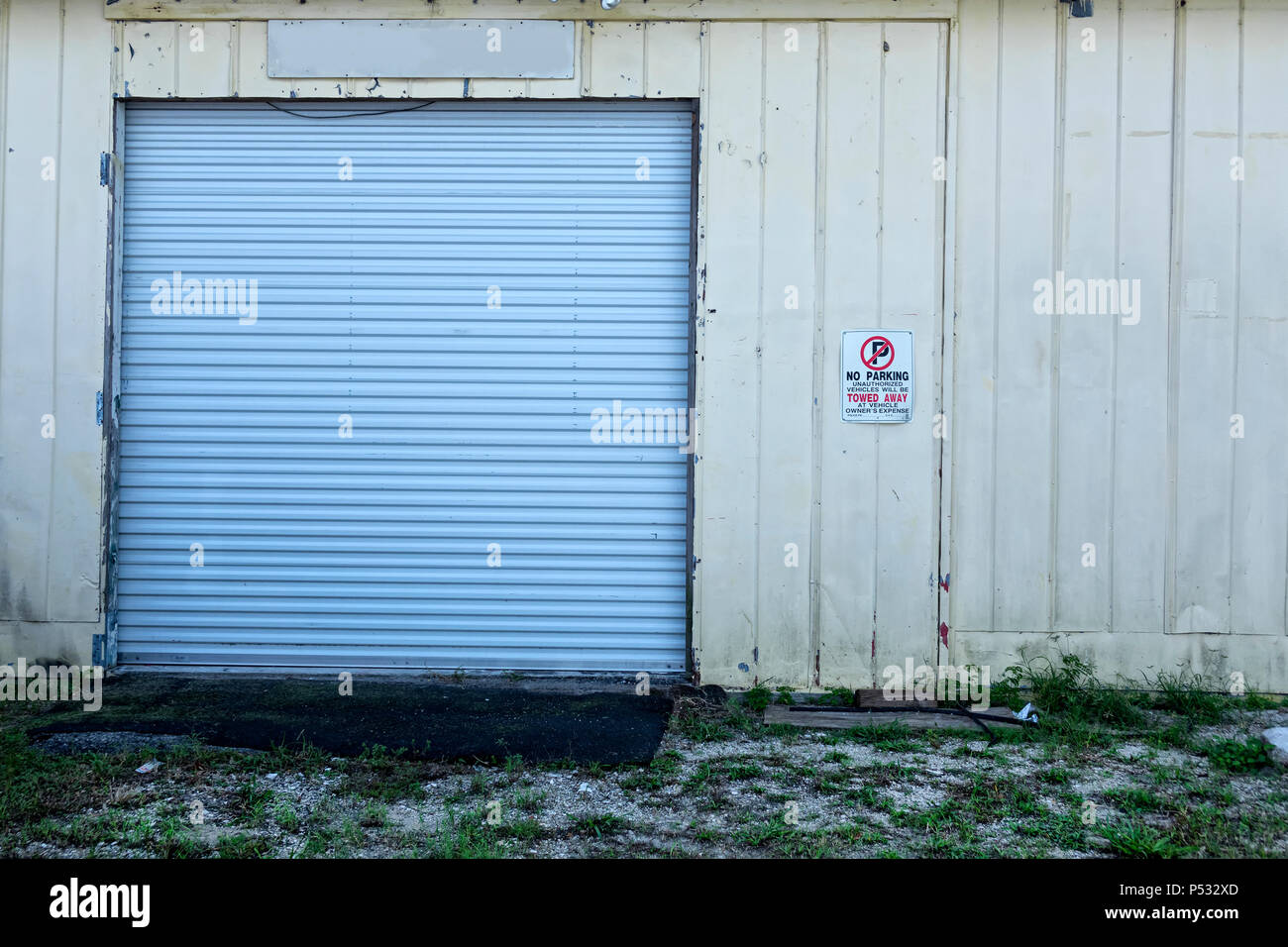 Una immagine della porta del garage Foto Stock