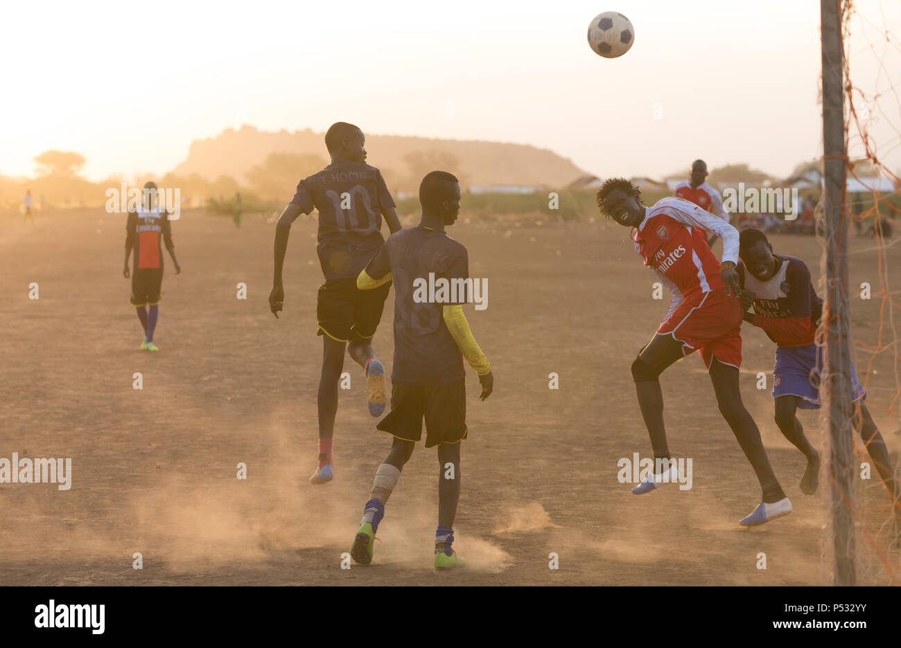 Kakuma, Kenya - i rifugiati di giocare a calcio nel campo di rifugiati di Kakuma. Foto Stock