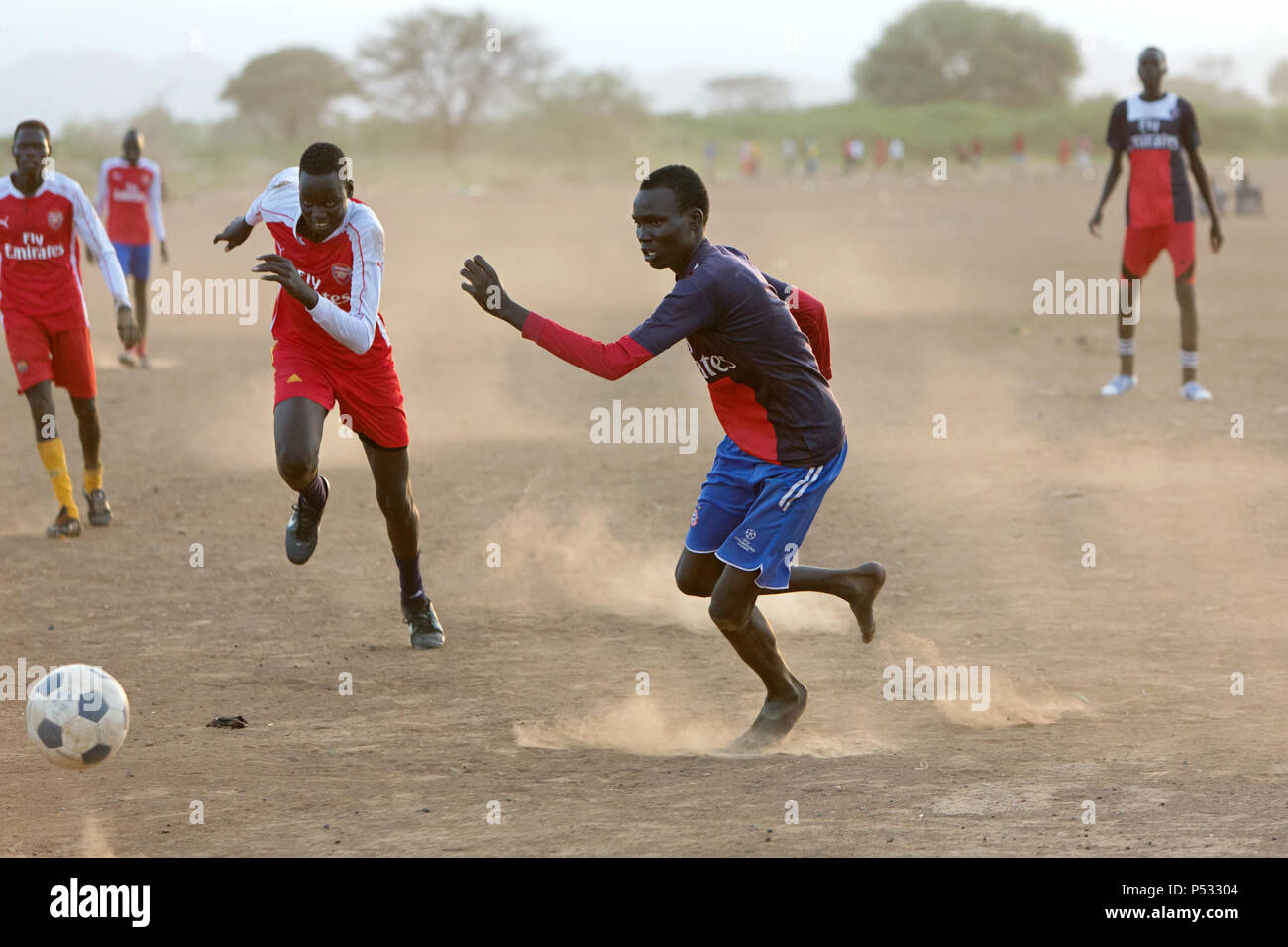 Kakuma, Kenya - i rifugiati di giocare a calcio nel campo di rifugiati di Kakuma. Foto Stock