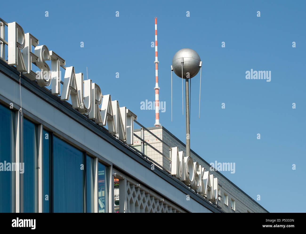 Dettaglio del Cafe Moskau con la torre della TV e di una memoria DDR-Plattenbau nel Karl-Marx-Allee Foto Stock