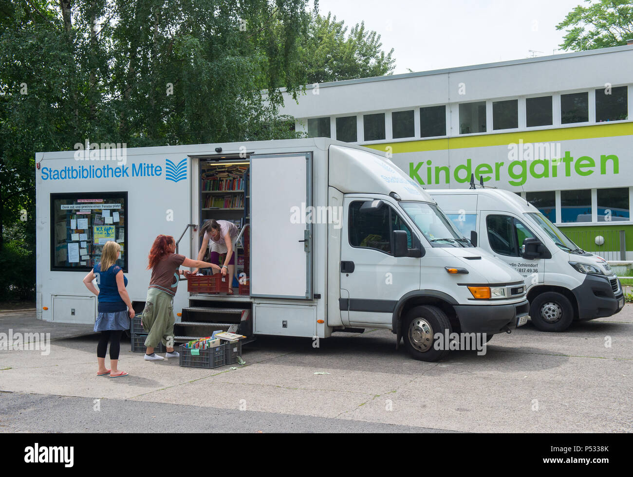 Il mobile della Stadtbibliothek Mitte davanti a un centro di assistenza Foto Stock
