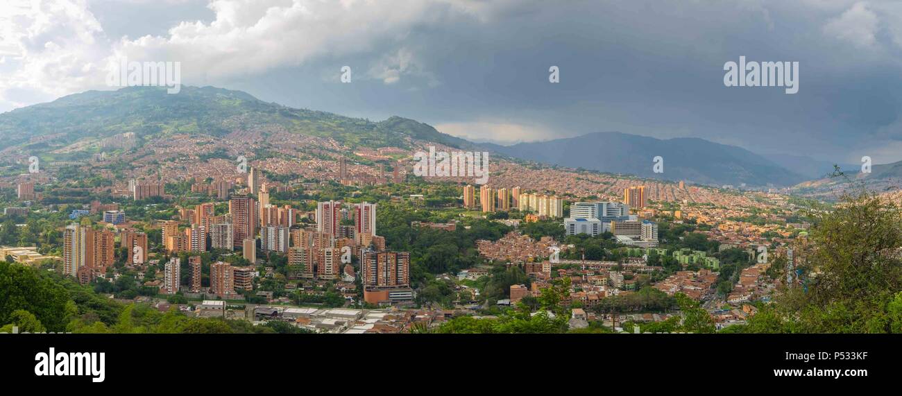 Vista panoramica della città di Medellin, Colombia dal Cerro El Volador Foto Stock