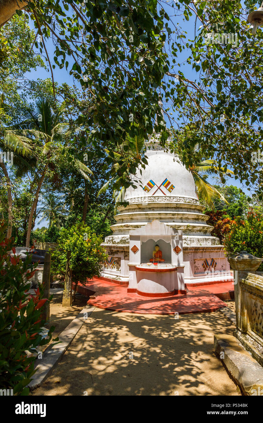 Stupa buddisti in Sri Wickramasinghe antico tempio, Isola Maduwa visitato una gita in barca sul fiume Madu, Madu Ganga zone umide, sud-occidentale dello Sri Lanka Foto Stock