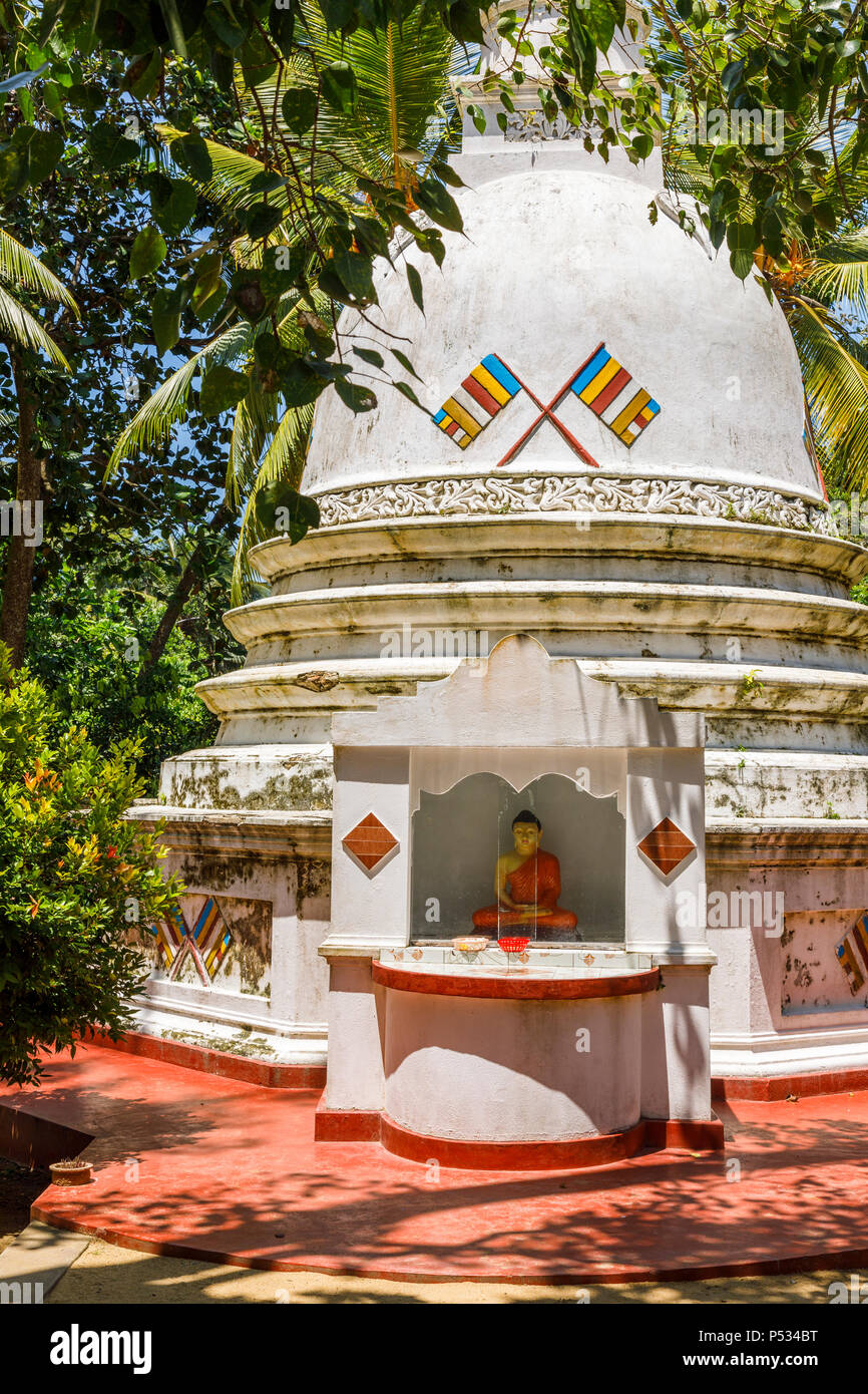 Stupa buddisti in Sri Wickramasinghe antico tempio, Isola Maduwa visitato una gita in barca sul fiume Madu, Madu Ganga zone umide, sud-occidentale dello Sri Lanka Foto Stock