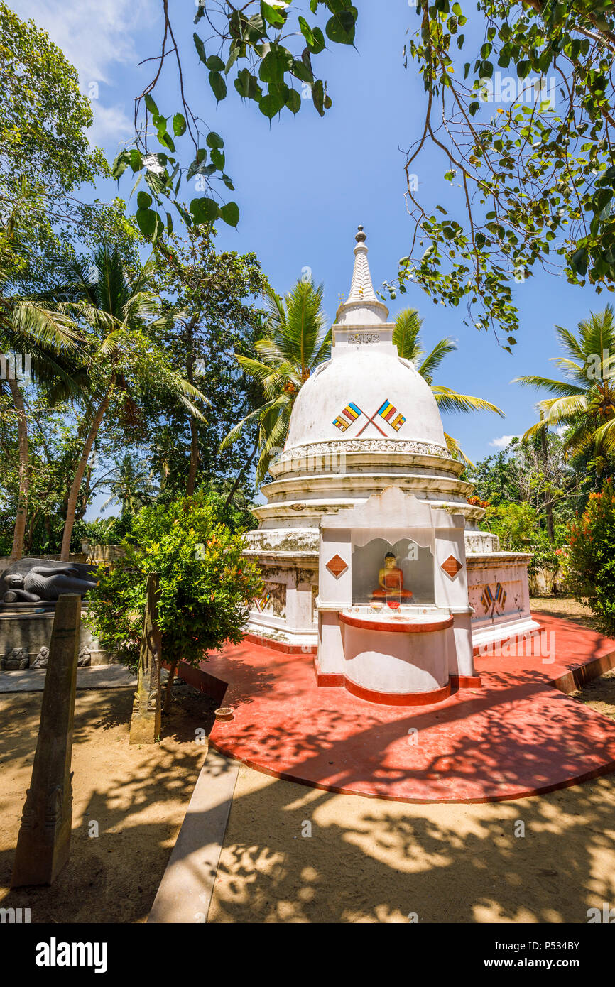 Stupa buddisti in Sri Wickramasinghe antico tempio, Isola Maduwa visitato una gita in barca sul fiume Madu, Madu Ganga zone umide, sud-occidentale dello Sri Lanka Foto Stock