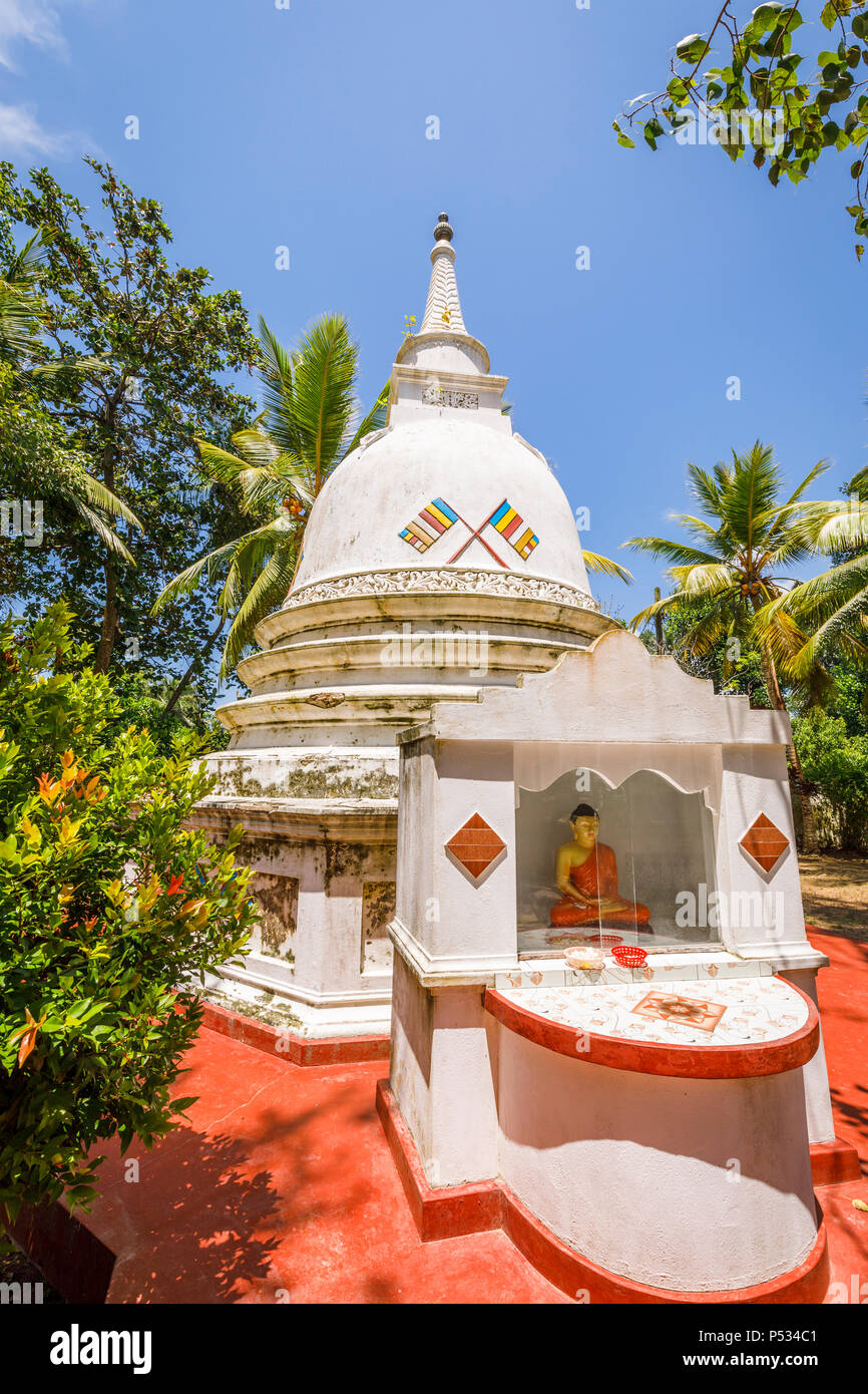 Stupa buddisti in Sri Wickramasinghe antico tempio, Isola Maduwa visitato una gita in barca sul fiume Madu, Madu Ganga zone umide, sud-occidentale dello Sri Lanka Foto Stock