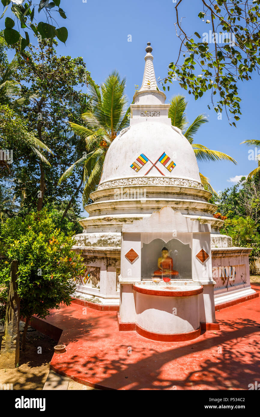 Stupa buddisti in Sri Wickramasinghe antico tempio, Isola Maduwa visitato una gita in barca sul fiume Madu, Madu Ganga zone umide, sud-occidentale dello Sri Lanka Foto Stock