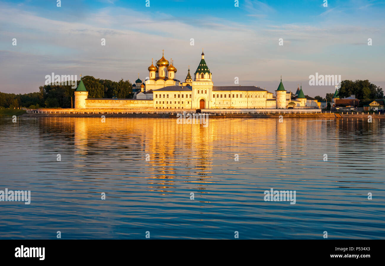 Santa Trinità Monastero Ipatiev all'alba. Il monastero Ipatiev-monastero nella parte occidentale di Kostroma sulle rive del fiume dello stesso nome vicino ad essa Foto Stock
