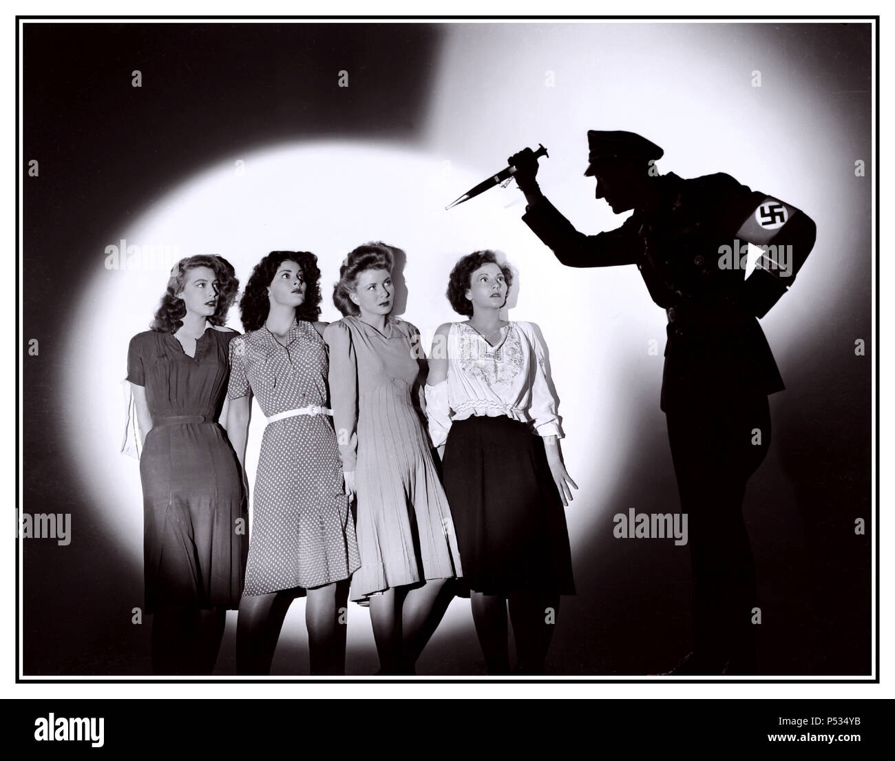 ‘Hitler’s Madman’ B&W Vintage Movie immagine in studio promozionale da film picture HITLERS FOLLE con Alan Curtis, Patricia Morison pictured, John Carradine, Ava Gardner, Frances Rafferty, Natalie Draper, Leatrice Joy Gilbert, 1943 Storia dell’assassinio di Reinhard Heydrich, comandante delle SS naziste, Dai partigiani cechi e dalle rappresaglie inflitte dai nazisti ai cechi. Foto Stock