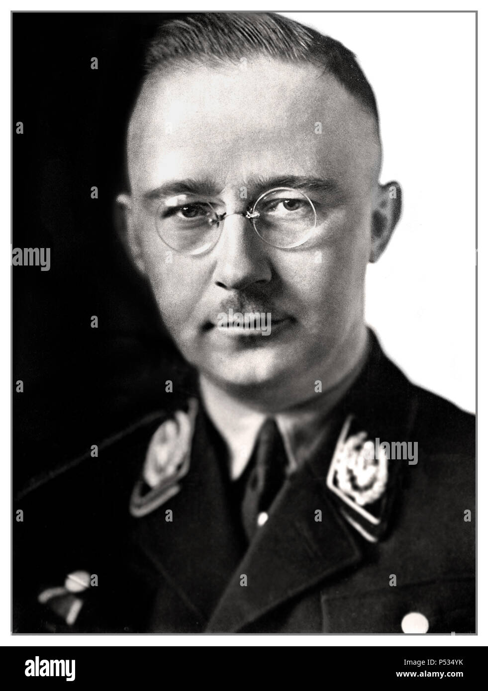 1940 WW2 Heinrich Himmler ritratto formale nelle Waffen SS uniforme nazionale tedesca politico socialista nazista comandante militare di polizia segreta. Himmler era uno degli uomini più potenti nella Germania nazista e una delle persone più direttamente responsabili per l'olocausto. Agevolato il genocidio in tutta Europa e l'Oriente. Suicida nel 1945 dopo essere stato catturato in fuga sotto un'altra identità. Foto Stock