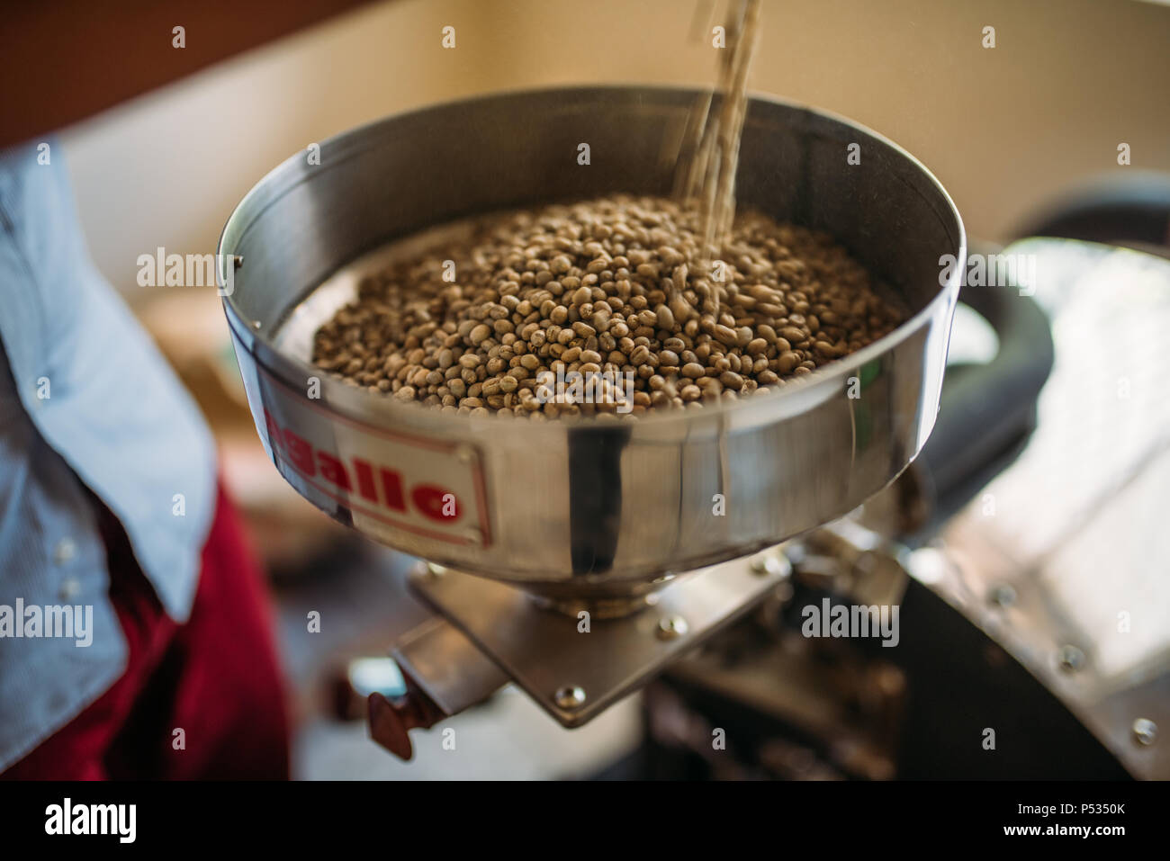 Professional la tostatura del caffè e il test con la mano in Colombia Foto Stock