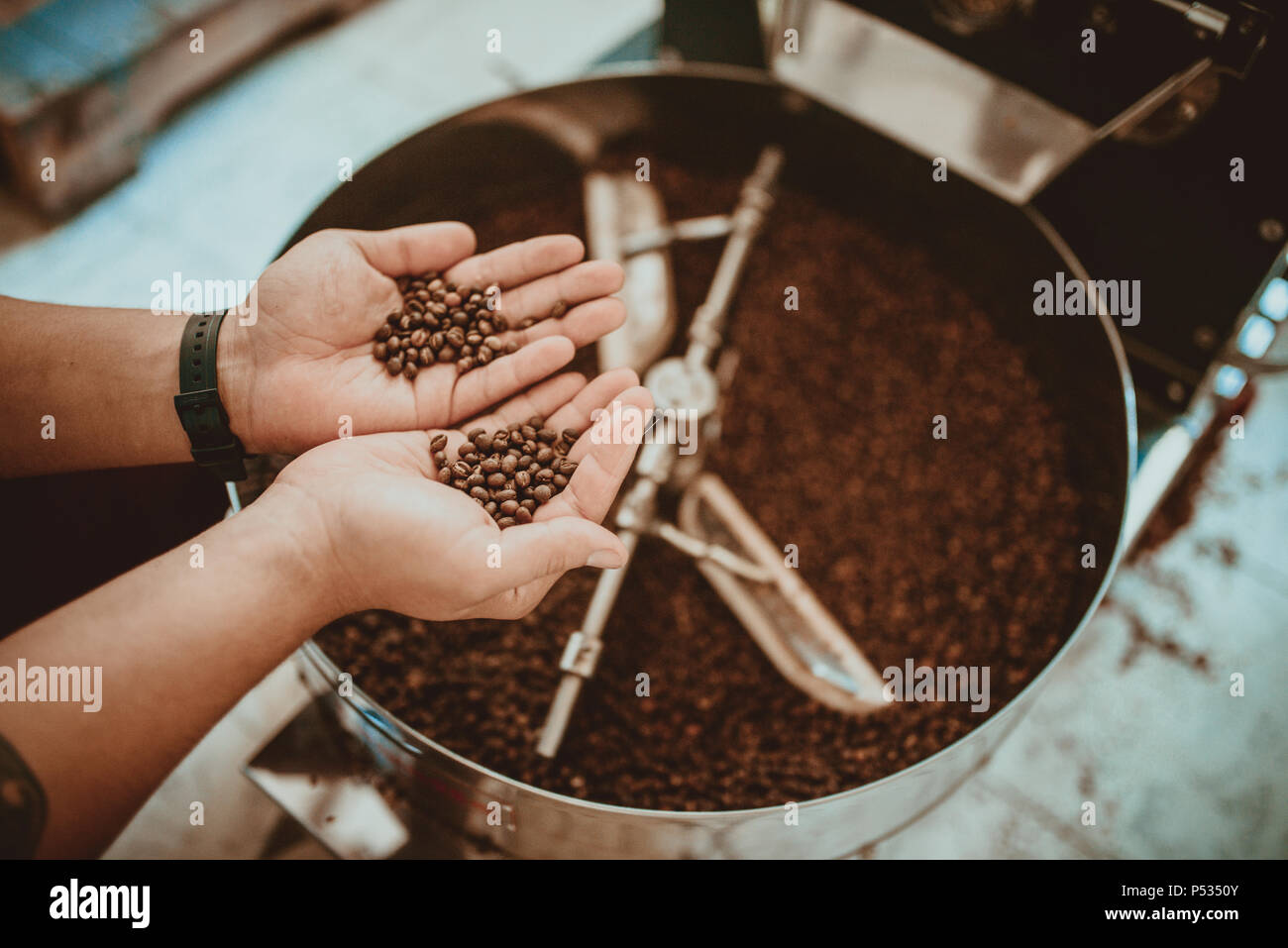 Professional la tostatura del caffè e il test con la mano in Colombia Foto Stock