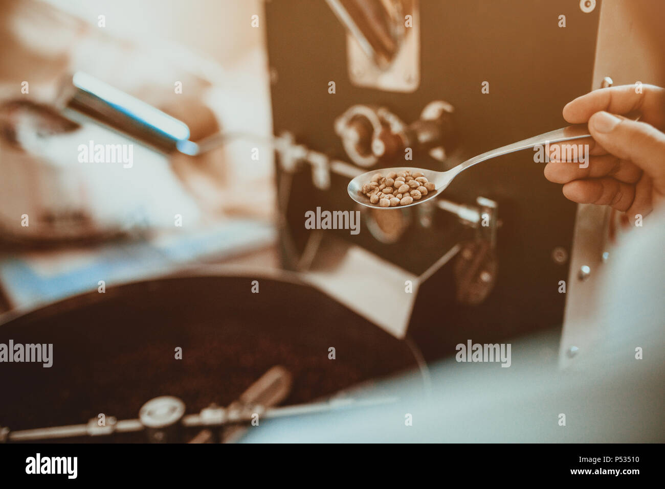 Professional la tostatura del caffè e il test con la mano in Colombia Foto Stock