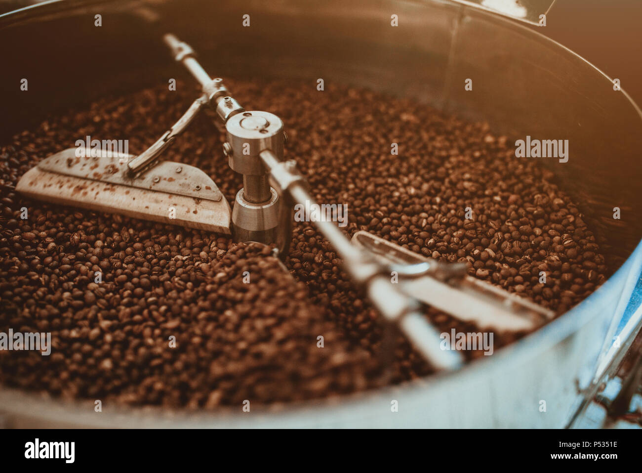 Professional la tostatura del caffè e il test con la mano in Colombia Foto Stock