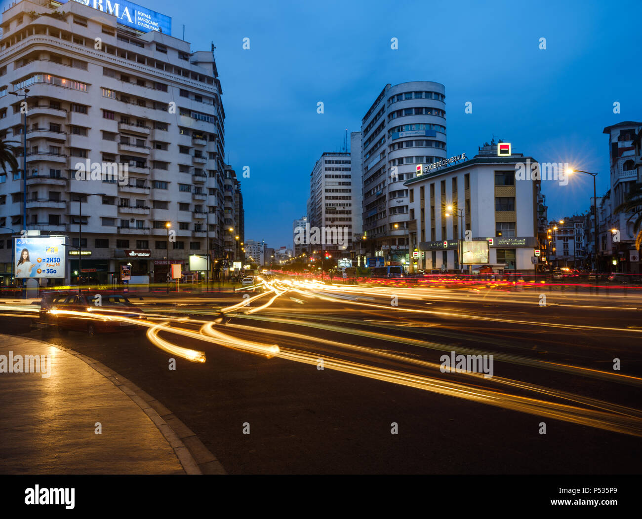 CASABLANCA, Marocco - circa aprile 2017: Avenue des lontano e Boulevard Hassan ho in Casablanca di notte. Foto Stock
