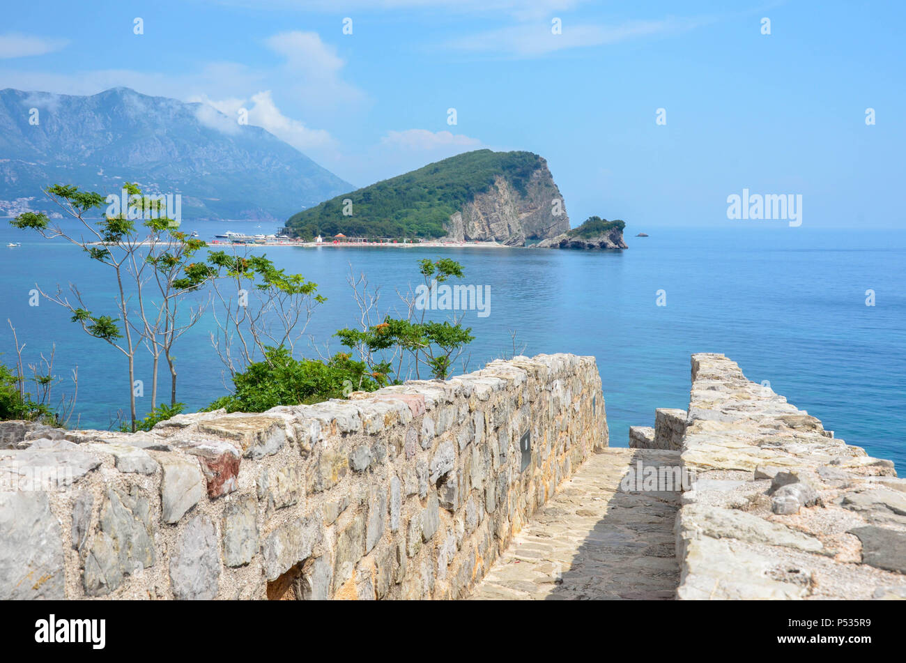 Vista di Sveti Nikola Island (noto come 'Hawaii' o 'Školj') dalla cittadella della città vecchia di Budva, Montenegro, costa Adriatica, Balcani, Maggio 2018 Foto Stock