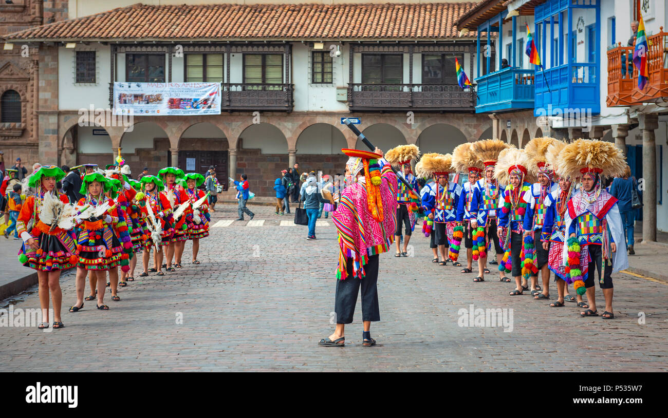 Indigeni Quechua durante l'Inti Raymi Sun festival in abbigliamento tradizionale e cappelli sulla Plaza de Armas di Cusco, Perù, Sud America Foto Stock