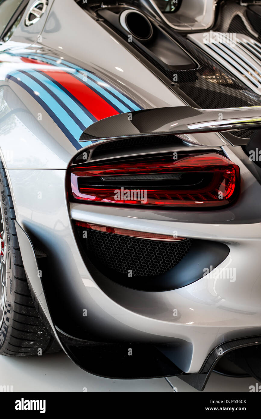 Il retro di un moderno Porsche 918 Hypercar Foto Stock