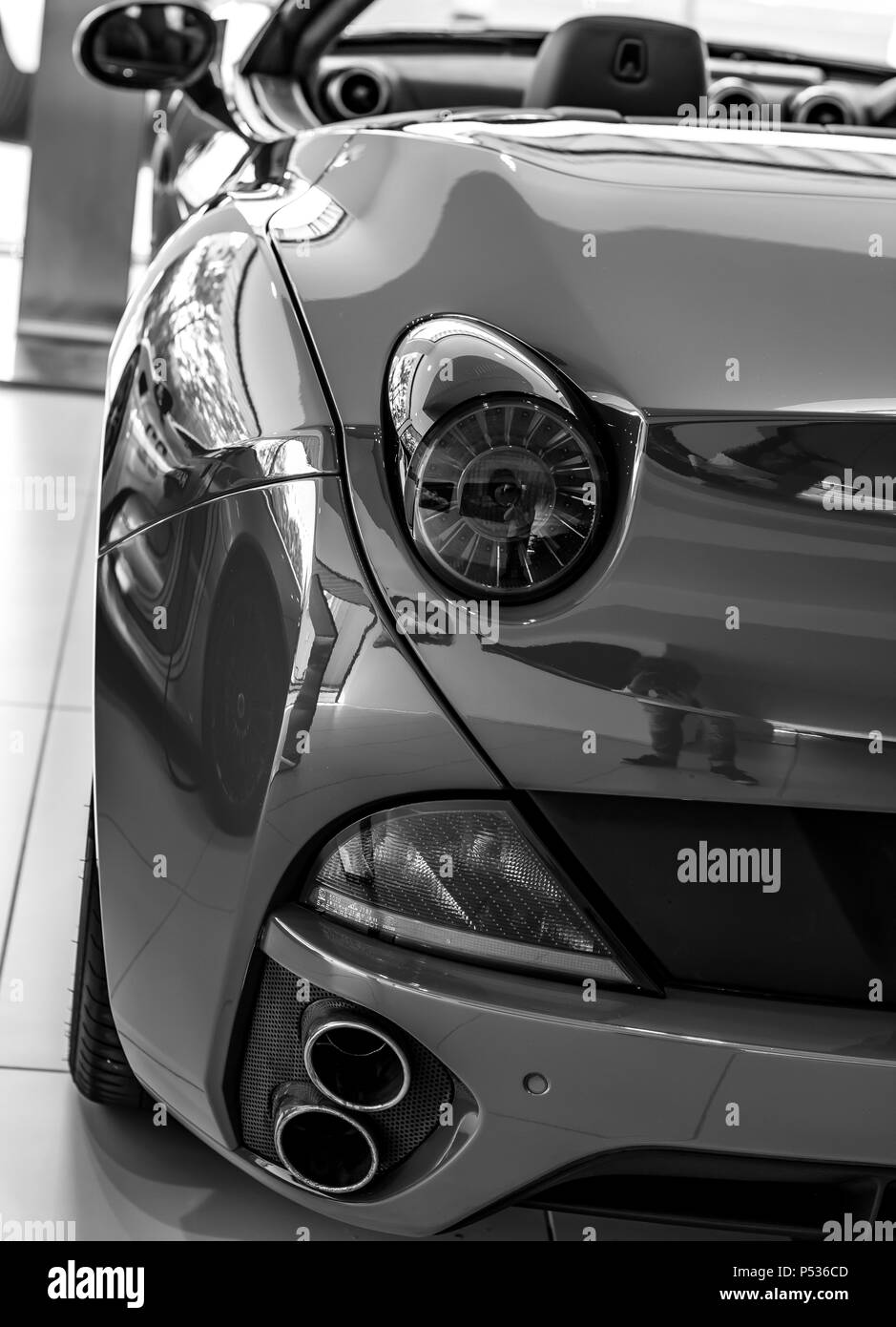 Il faro posteriore sinistro di una Ferrari California auto sportiva Foto Stock