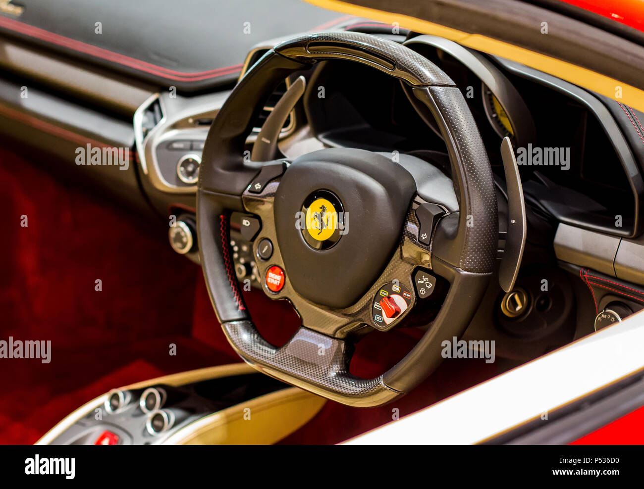 Al volante di una Ferrari di lusso 458 super car Foto Stock