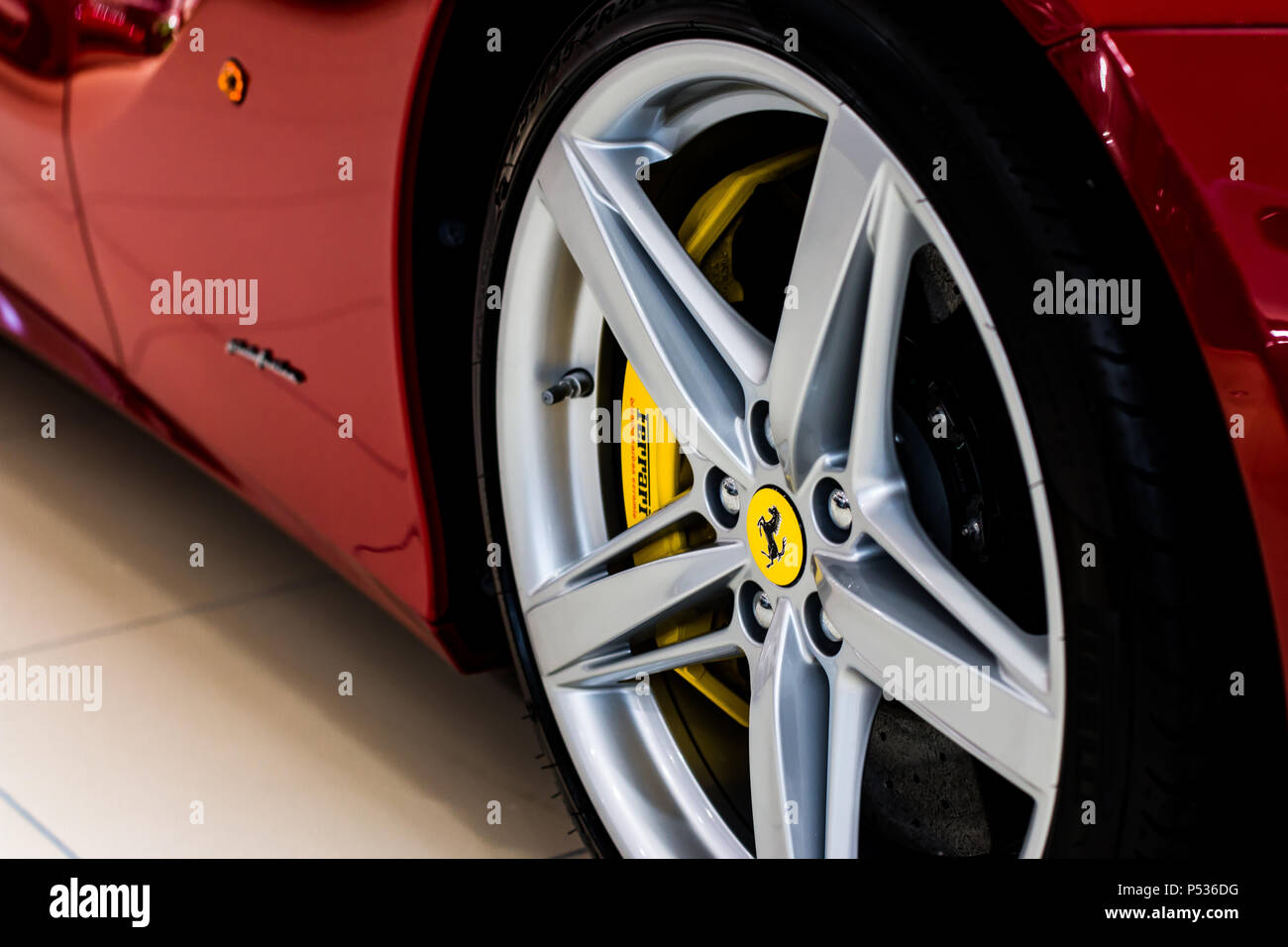 La ruota di una moderna Ferrari F12 super car. Foto Stock