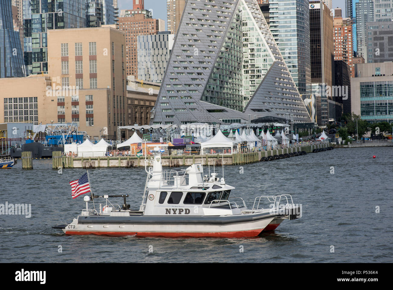 Barca NYPD pattugliamento del Fiume Hudson di fronte all' Isola di orgoglio", un orgoglio NYC 2018 evento al Pier 97 Hudson River Park. Foto Stock