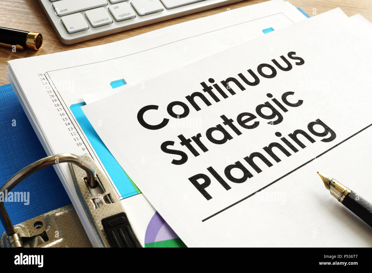 Continua la pianificazione strategica su un tavolo per ufficio. Foto Stock