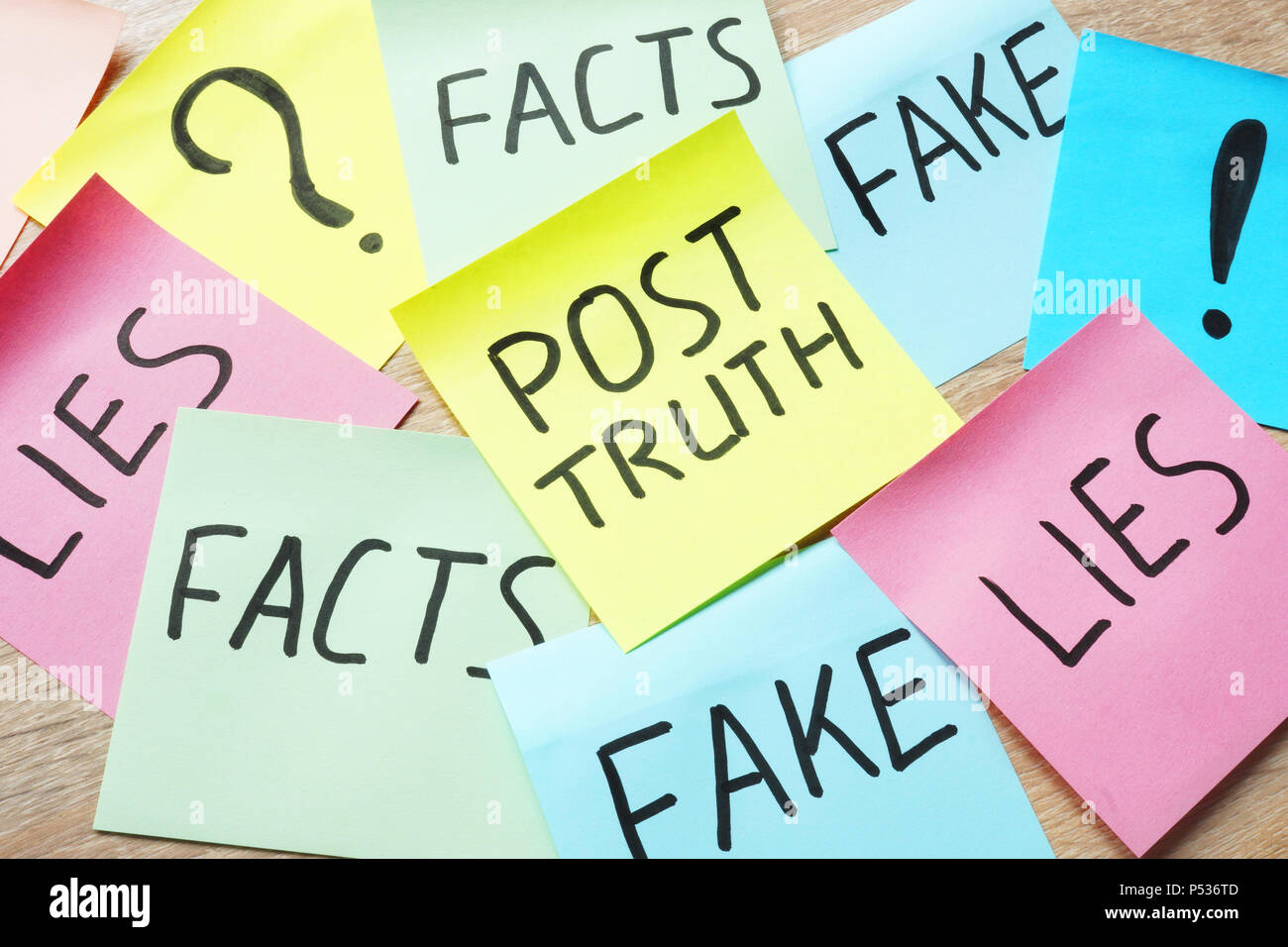 Memo stick con parole post-verità e bugie, falsi e fatti. Foto Stock