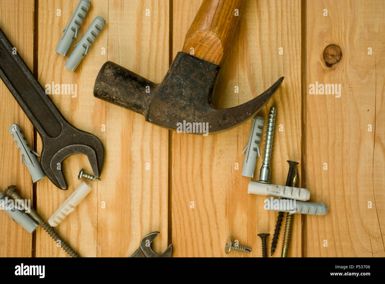Vintage strumenti di lavoro per tuttofare su uno sfondo di legno laici piatta Foto Stock