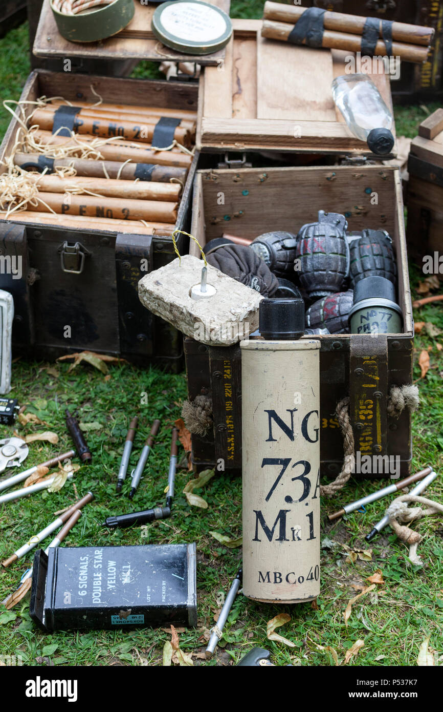 Le scatole contenenti la seconda guerra mondiale, Fusibili, esplosivi al plastico e bombe a mano, REGNO UNITO Foto Stock