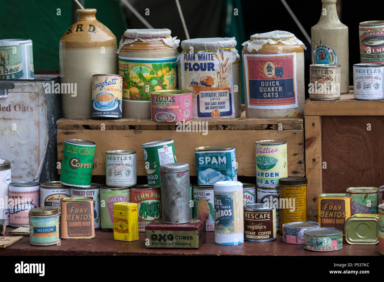 Ripiani sovrapposti con il cibo da anni quaranta e la seconda guerra mondiale, Inghilterra. Foto Stock