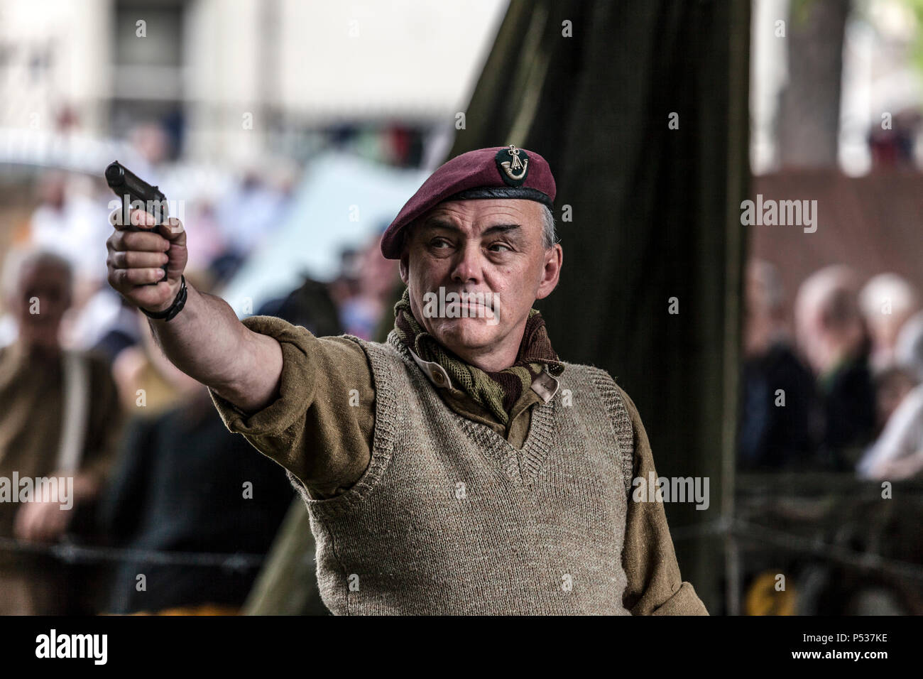 Oxford e Buckinghamshire Fanteria soldato sparare una pistola, Barnard Castle, 1940's Weekend 2018. Foto Stock