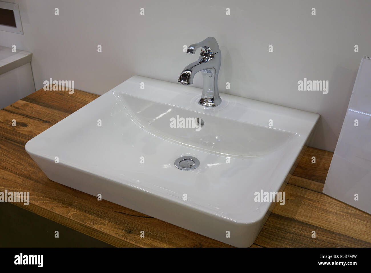Top bianco rectangukar ceramica lavabo e metallo lucido rubinetto di acqua Foto Stock