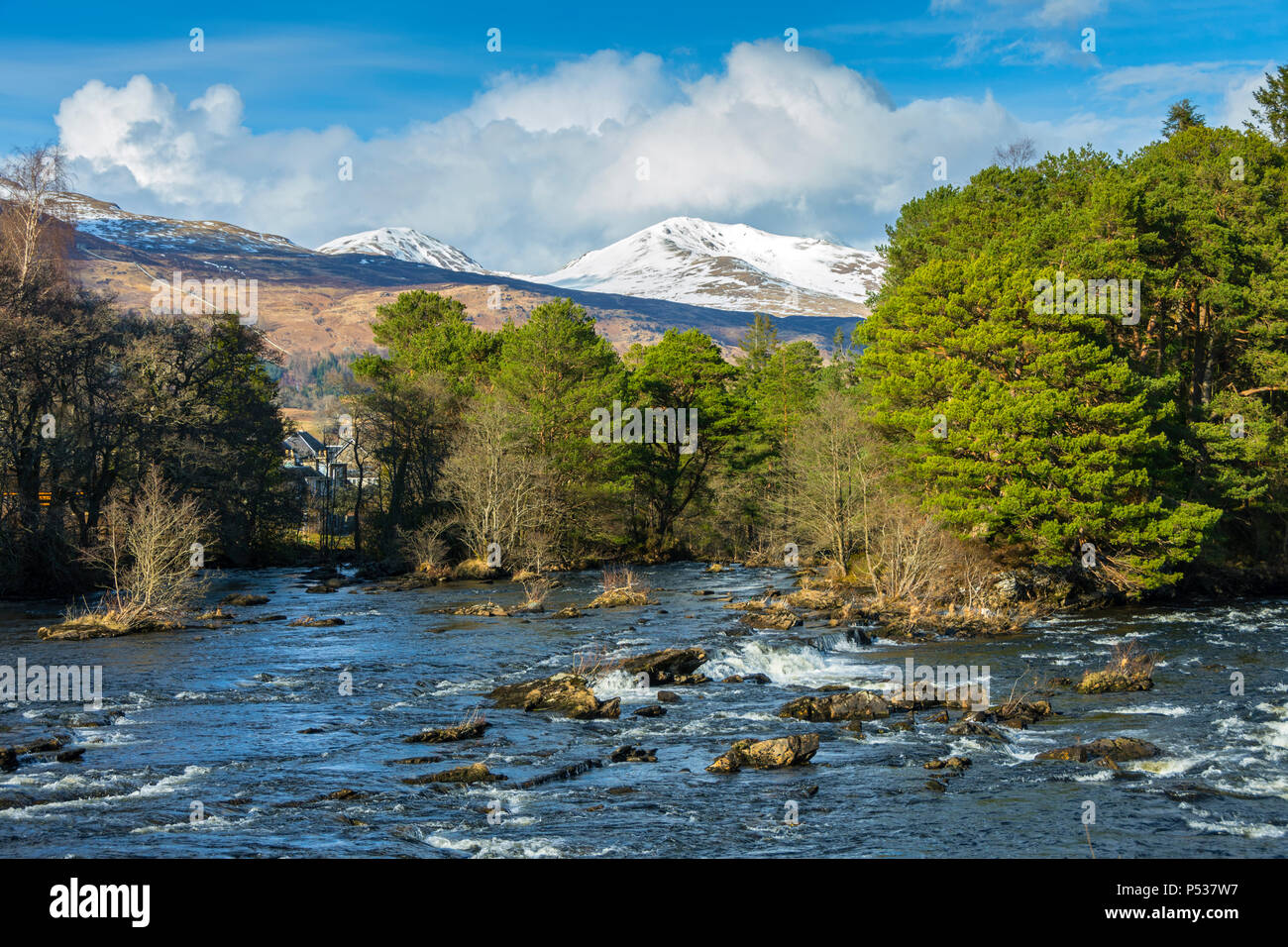 Beinn Ghlas a sud ovest di cresta Ben Lawers, oltre il Fiume Dochart a Killin, Glen Dochart, regione delle Highlands, Scotland, Regno Unito Foto Stock