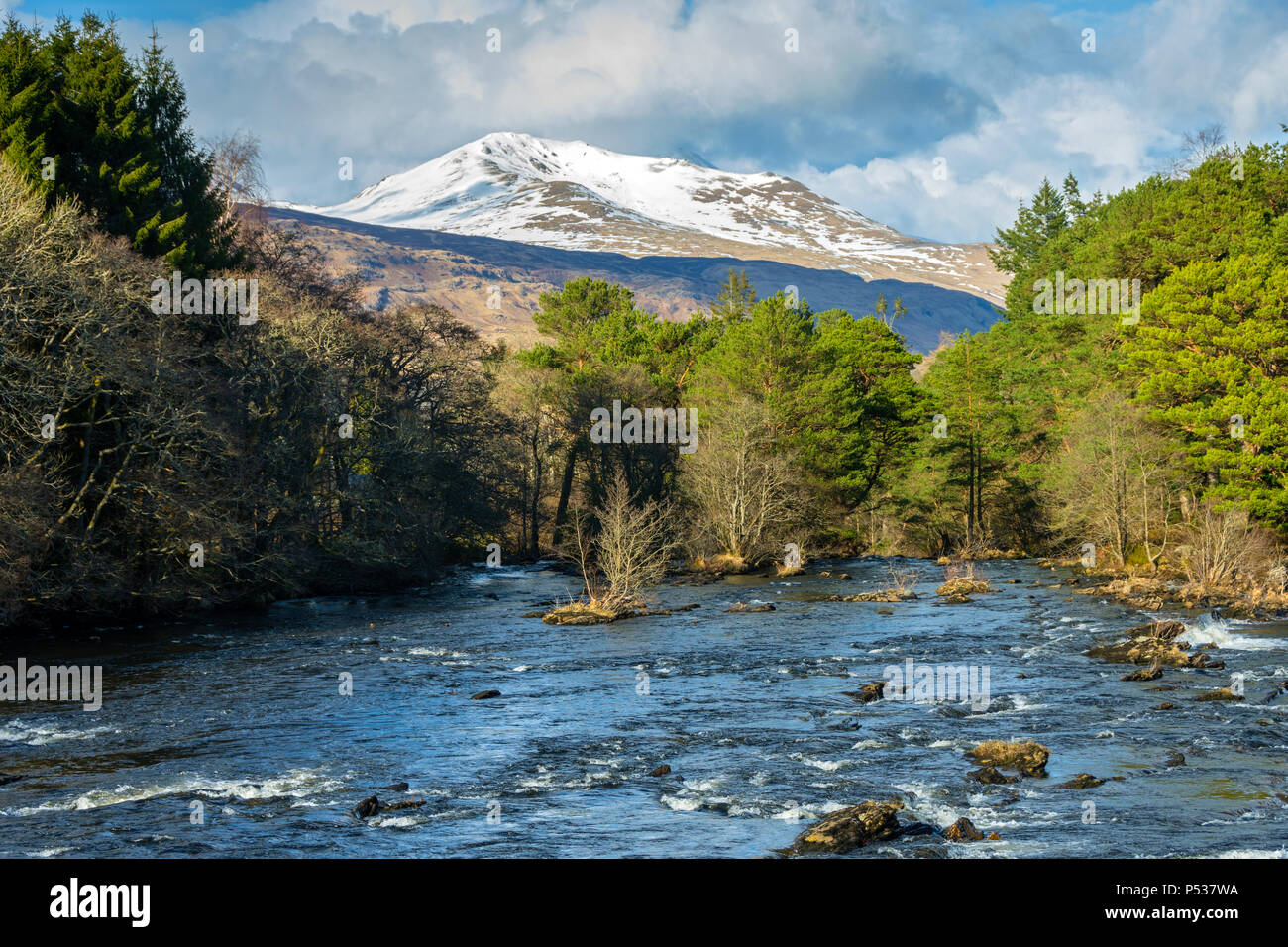 Beinn Ghlas a sud ovest di cresta Ben Lawers, oltre il Fiume Dochart a Killin, Glen Dochart, regione delle Highlands, Scotland, Regno Unito Foto Stock
