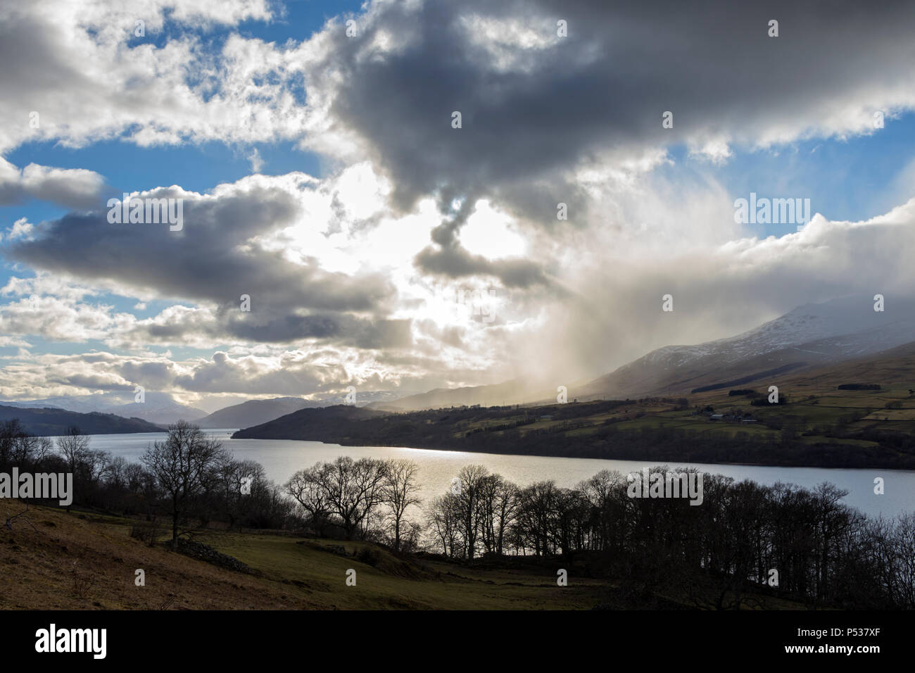 Leggera nevicata soffia oltre la cresta Tarmachan, guardando sopra Loch Tay, vicino a Killin, regione delle Highlands, Scotland, Regno Unito Foto Stock