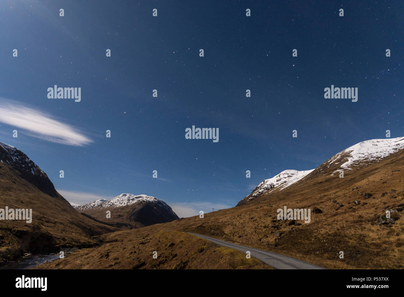 Glen Etive al chiaro di luna. 30 seconda esposizione vicino a mezzanotte. Regione delle Highlands, Scotland, Regno Unito Foto Stock