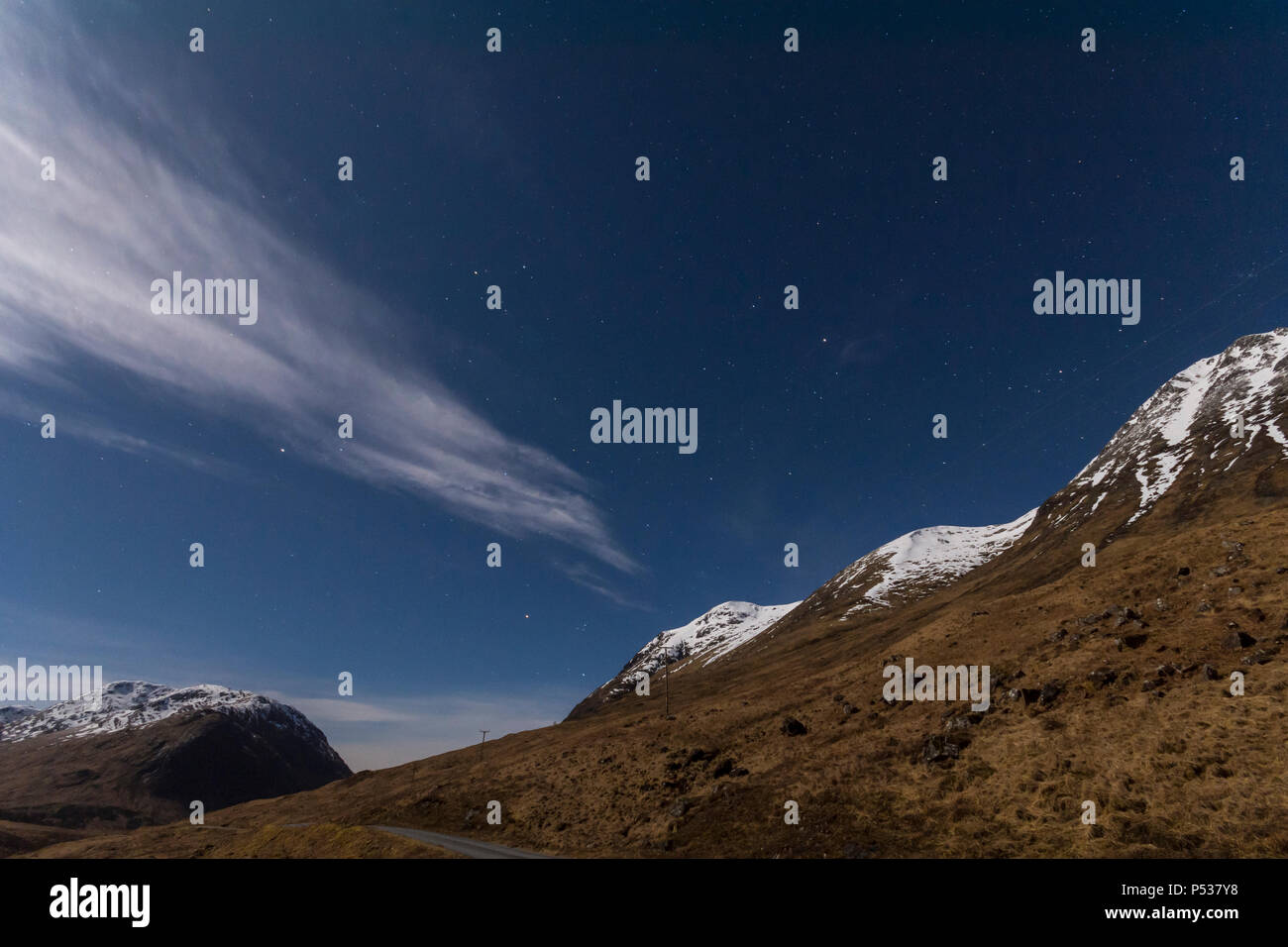 Glen Etive al chiaro di luna. 30 seconda esposizione vicino a mezzanotte. Regione delle Highlands, Scotland, Regno Unito Foto Stock